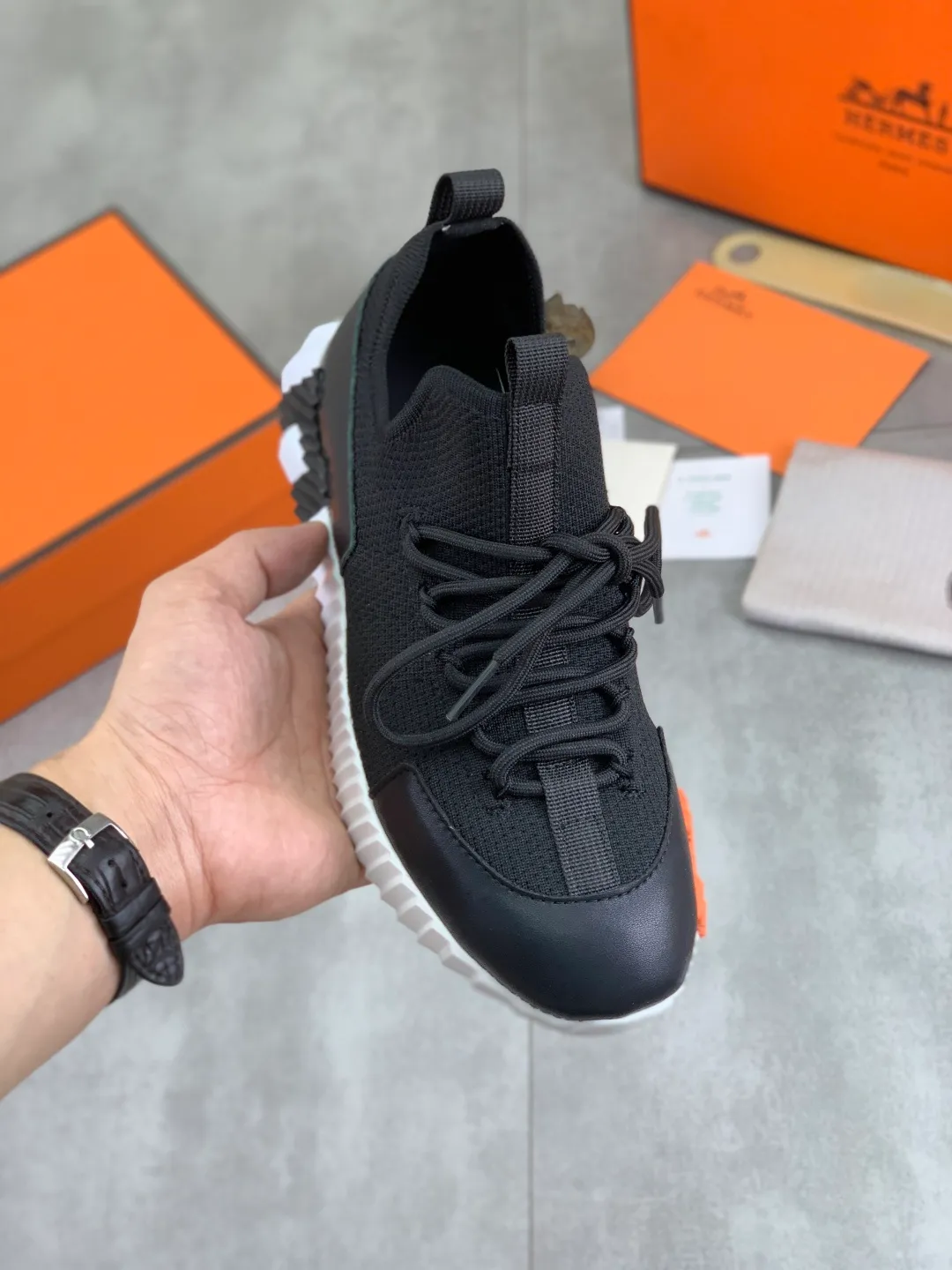 Men's men's shoes 💰P580 New model Top version Original order Hermes Men's Drift Sneaker Summer new casual sports shoes Original purchase, development, production H family men's classic series, technical breathable fabrics with cowhide, casual sports shoes, casual shoes, sports dad shoes combine high-tech breathable materials and cowhide, H family exclusive button decoration on the side. The outsole is full of H italic design and bright colors to show vitality and continue the brand design inspiration. Stroll around the city lightly and feel free and comfortable. Delivered in exquisite packaging 🛍📦 ▪️Fabric: original customized breathable material + first-layer cowhide ▪️Inner: cowhide feet ▪️Outsole: molded and evacuated PU+TPU material ▪️Size: 35-45 Multiple colors available Premium packaging